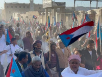 مسيرة الثبات تؤكد التمسك بـ"الانتقالي" وتفويض الرئيس الزُبيدي