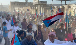 مسيرة الثبات تؤكد التمسك بـ"الانتقالي" وتفويض الرئيس الزُبيدي