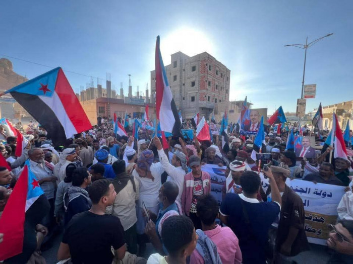 أطلق مغردون جنوبيون اليوم الجمعة، هاشتاج حضرموت والمهرة ترفضان الاحتلال، مشيرين إلى الفعاليات الجماهيرية في سيئون بمحافظة حضرموت وفي محافظة المهرة، وانحياز الجماهير لدولة الجنوب الفيدرالية.. وأكدوا أن حشود سيئون و المهرة خرجت لتجديد التفويض للرئيس القائد عيدروس بن قاسم الزُبيدي، وللمجلس الانتقالي الجنوبي كحامل شرعي لقضية شعب الجنوب العربي العظيم.. وشددوا على أن الإرادة الشعببة الجنوبية لن تُهزم، وستنتصر مهما طال الزمن، مضيفين أن الأنظار في الداخل والخارج تتجه إلى محافظتي حضرموت والمهرة، حيث تشهدان فعاليات جماهيرية حاشدة تعبّر عن الحضور الشعبي الجنوبي الواسع.. واعتبروا أن الفعاليات الحاشدة تمثل محطة سياسية وإعلامية مفصلية، تعكس وعي الشارع الجنوبي وتمسكه بخياراته الوطنية، وحضور الإرادة الشعبية الجنوبية في مختلف محافظات الجنوب، شرقًا وغربًا. حضرموت والمهره ترفضان الاحتلال الجنوب دولتنا وعيدروس رئيسنا المشهد العربي للتفاصيل 