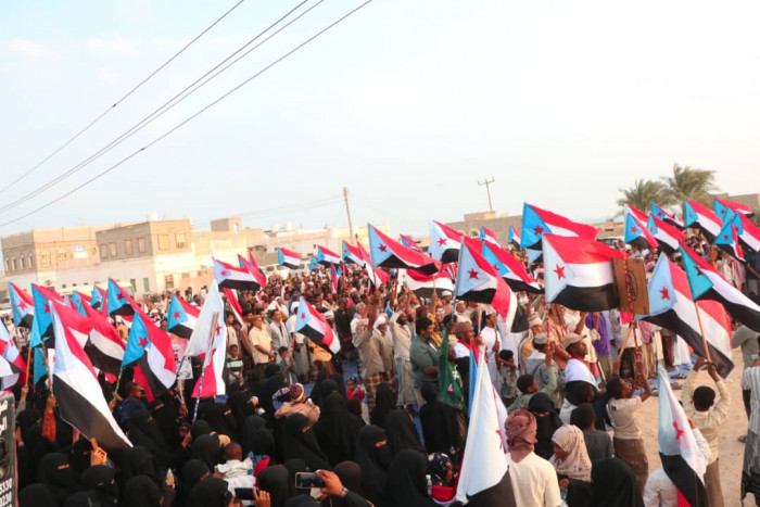 أكدت جماهير المهرة خلال فعالية اليوم الجمعة في سيحوت، أن الحشد يوجه رسالة تؤكد حضور الجنوب بقوة في معادلة المستقبل، ومضي أبنائه بثبات نحو تحقيق تطلعاتهم الوطنية.. وشددت في بيان ختامي تمسك أبناء محافظة المهرة بالمشروع الوطني الجنوبي وبالإعلان الدستوري، وأن المحافظة جزء أصيل لا يتجزأ من الجنوب أرضًا وهويةً ومصيرًا، وأن أبناء المهرة كانوا وما زالوا جزءًا من النضال الوطني الجنوبي في مختلف مراحله.. وأوضح أن الحشد الجماهيري في سيحوت، إلى جانب الحشود في كافة محافظات الجنوب، ينبثق من عمق الإيمان الراسخ بخيار التحرير والاستقلال، وتجسيدًا صادقًا لإرادة شعب الجنوب وتطلعاته الوطنية، ويعبر عن وحدة الصف الجنوبي وتمسكه بحقوقه السياسية والتاريخية.. وجددت الجماهير تفويضها للمجلس الانتقالي الجنوبي بقيادة الرئيس عيدروس الزُبيدي، كممثل سياسي لقضية الجنوب، تزامنًا 