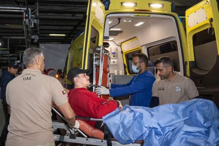 المستشفى الإماراتي العائم في العريش يمدّ يد العون لـ10 مرضى ومصابين من قطاع غزة 