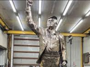 أزمة "العملات المشفرة" تمنع إنجاز تمثال ترامب الذهبي