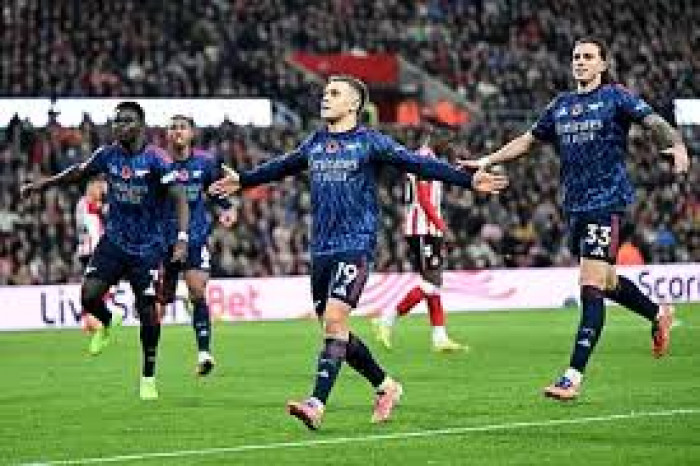 يوكريتش يقود أرسنال للفوز على سندرلاند وتعزيز صدارته للدوري