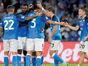 نابولي يهزم جنوة بركلة جزاء في اللحظات الأخيرة ليقلص الفارق مع ثنائي الصدارة