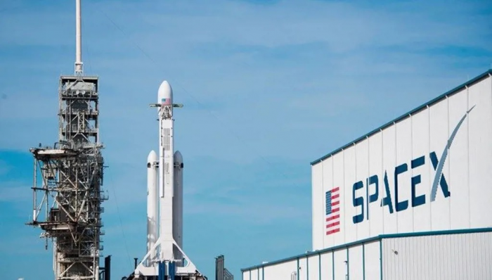 ماسك: سبيس إكس تعطي أولوية لبناء مدينة ذاتية النمو على القمر 