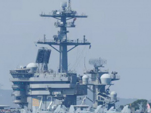 الولايات المتحدة تحث السفن الأمريكية على الابتعاد عن مضيق هرمز