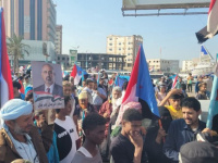 تجمع المواطنين في جولة السفينة استعدادا لمسيرة شعبية بعدن