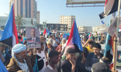 تجمع المواطنين في جولة السفينة استعدادا لمسيرة شعبية بعدن