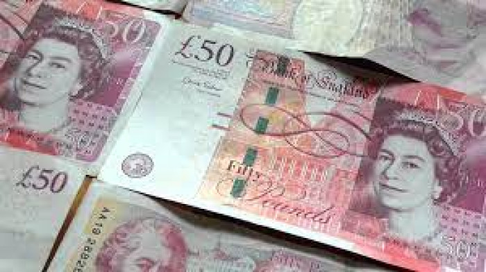 الجنيه الإسترليني يئن تحت وطأة أزمة سياسية في لندن 