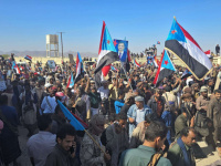 رغم الاعتداء.. متظاهرو شبوة يواصلون إحياء فعالية "يوم الشهيد"