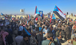 رغم الاعتداء.. متظاهرو شبوة يواصلون إحياء فعالية "يوم الشهيد"