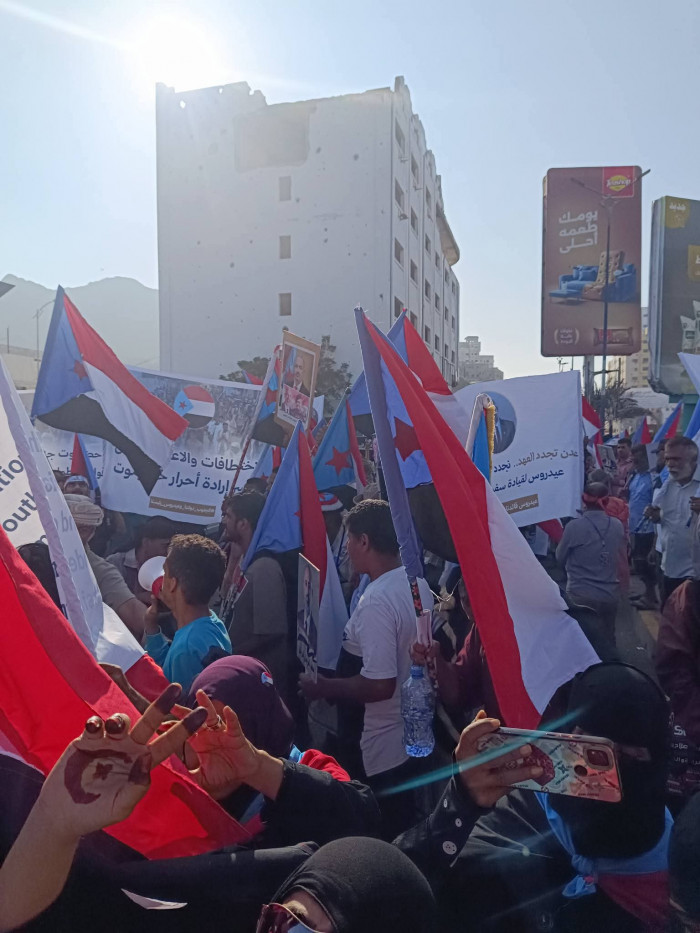 انطلقت مسيرة حاشدة في العاصمة عدن، منذ قليل، من دوار حجيف في مديرية التواهي، مرورا بشارع مدرم في المعلا.. وعبر المواطنون عن التمسك بالمجلس الانتقالي الجنوبي، بقيادة الرئيس عيدروس الزُبيدي، والبيان السياسي، والإعلان الدستوري لدولة الجنوب العربي، كما رددوا هتافات تضامنية مع أبناء شبوة. الدعم السعودي يقتل المتظاهرين مجزره عتق مجلس الامن الدولي شبوه الثبات والصمود للجنوب الجنوب دولتنا وعيدروس رئيسنا المشهد العربي للتفاصيل. اقرأ المزيد من المشهد العربي 