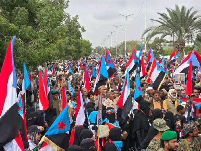 جماهير أبين تردد النشيد الجنوبي خلال فعالية الثبات والصمود 