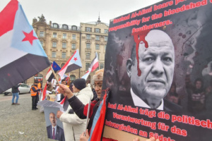 في وقفة احتجاجية.. الجالية الجنوبية في ألمانيا تندد بقرارات العليمي