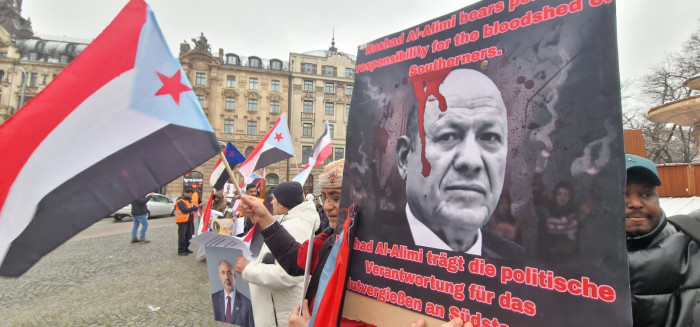 في وقفة احتجاجية.. الجالية الجنوبية في ألمانيا تندد بقرارات العليمي 