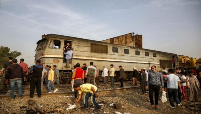 وفاة وإصابة 3 أشخاص بعد اصطدام قطار بعربة نقل في مطروح وفاة وإصابة 3 أشخاص بعد اصطدام قطار بعربة نقل في مطروح