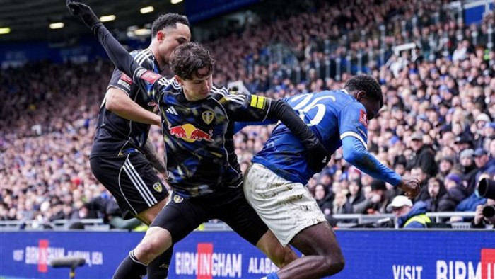 ليدز يفوز بركلات الترجيح على برمنجهام ليتقدم في كأس الاتحاد الإنجليزي ليدز يفوز بركلات الترجيح على برمنجهام ليتقدم في كأس الاتحاد الإنجليزي