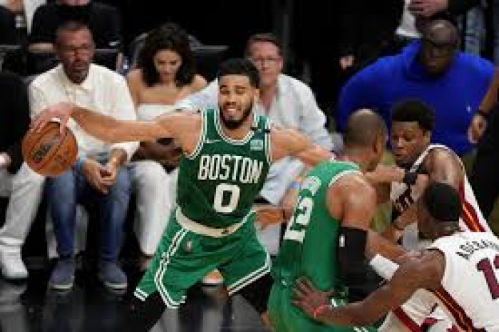 شباب أمريكا يتألق ويفوز بالشكل الجديد لمباراة كل النجوم بقيادة إدواردز