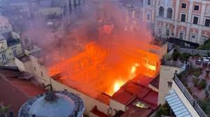 حريق يدمر مسرح سانازارو التاريخي في مدينة نابولي الإيطالية 