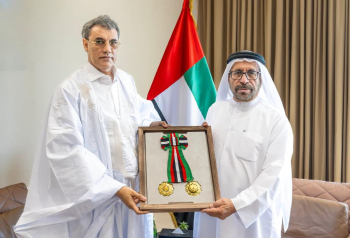 رئيس الإمارات يمنح سفير موريتانيا وسام الاستقلال من الطبقة الأولى