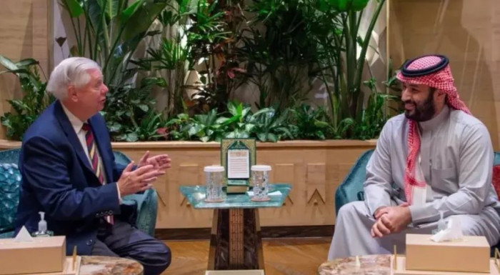 ولي العهد السعودي يلتقي السيناتور الأمريكي ليندسي غراهام في الرياض 