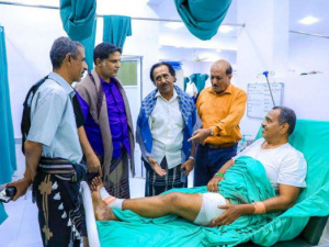 هرهرة يتفقد مصابي الوقفة السلمية أمام بوابة قصر معاشيق