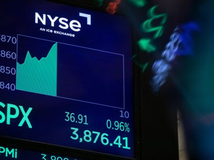 أوف أمريكا: المستثمرون يتجهون للأصول الدولية بدلاً من الدولار 