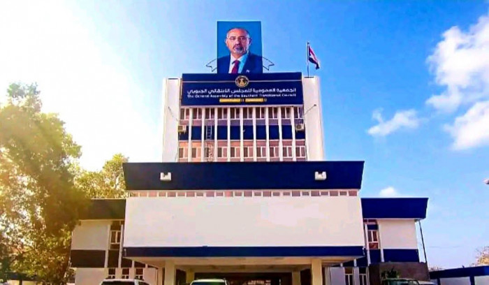 قوة عسكرية تغلق مبنى الجمعية الوطنية وتمنع دخول العاملين 