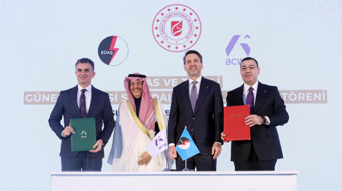 أكوا باور تستثمر ملياري دولار بمحطات طاقة شمسية 