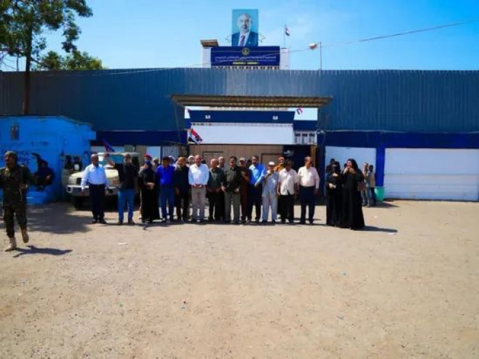 أصدرت قيادة اتحاد قبائل الجنوب العربي من المهرة شرقًا إلى مضيق باب المندب غربًا، المتمثلة في الشيخ صالح محسن بن شيخان اليزيدي، بيانًا مهمًا، اليوم الثلاثاء، تعليقًا على إغلاق مقرات المجلس الانتقالي الجنوبي.. وأعرب اتحاد قبائل الجنوب في بيانه، عن قلقه الشديد إزاء ما يجري من تصرفات غير قانونية وغير مسؤولة، صادرة عن سلطات الأمر الواقع في العاصمة عدن، والمتمثلة في إغلاق مقرات المجلس الانتقالي الجنوبي، وإنزال صورة القائد الرئيس عيدروس بن قاسم الزُبيدي من بعض اللوحات.. وأضاف البيان: "مثل هذا التصعيد لا يخدم مسار الحوار الجنوبي، بل يبتعد عنه بشكل واضح، ويعد خطوة خطيرة من شأنها زعزعة الأمن والاستقرار وخلق حالة من التوتر والتصادم بين أبناء الجنوب الواحد، وهو أمر نرفضه لما قد يترتب عليه من تداعيات لا تخدم المصلحة العامة".. وأكد تحالف قبائل الجنوب أنه 