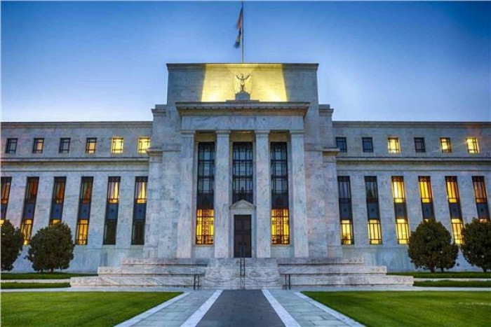 الفيدرالي يلمح إلى توقف حذر في خفض الفائدة 