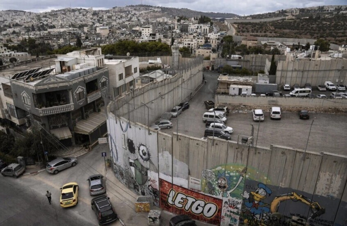 مستوطنون يحرقون خياما ومركبات بقرية في الضفة الغربية 