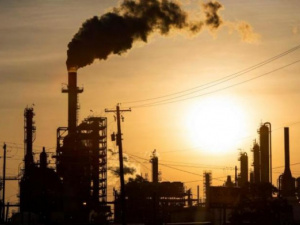 تباين النفط عند التسوية بين ترقب "جنيف" وصدمة المخزون