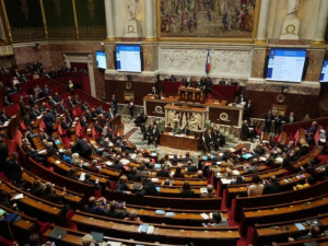 الحكومة الفرنسية تنجو من سحب الثقة في البرلمان