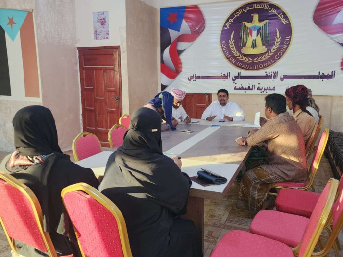 بحثت الهيئة التنفيذية للمجلس الانتقالي الجنوبي في الغيضة بمحافظة المهرة، اليوم الخميس، مستجدات الأوضاع السياسية والأمنية في المديرية، والقضايا التنظيمية والإدارية.. وناقشت، برئاسة القائم بأعمال رئيس الهيئة، محمد بن زين، مستوى الأداء خلال الفترة الماضية، وتقارير سير العمل في الإدارات المختلفة، وسبل تعزيز التنسيق والارتقاء بالأداء المؤسسي بما يواكب متطلبات المرحلة الراهنة.. وتطرقت إلى مستجدات الأوضاع العامة في الجنوب، مؤكدًا أهمية تعزيز وحدة الصف، والحفاظ على السكينة العامة، والتعامل المسؤول مع التحديات بما يخدم مصلحة المواطنين ويعزز الأمن والاستقرار. مليونيه الثبات الجنوبي للانتقالي موعدنا ساحة العروض السعوديه تغلق مقرات الانتقالي اعتقال الناشطين الجنوبيين مرفوض المشهد العربي للتفاصيل. اقرأ المزيد من المشهد العربي 