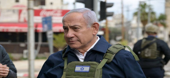 نتنياهو يتفقد موقع سقوط الصواريخ الإيرانية في بيت شيمش بالقدس نتنياهو يتفقد موقع سقوط الصواريخ الإيرانية في بيت شيمش بالقدس