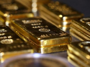 الذهب يواصل مكاسبه عند التسوية والفضة تهبط 5%