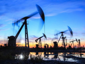 أسعار النفط تقفز 6% عند التسوية وسط "إغلاق" مضيق هرمز