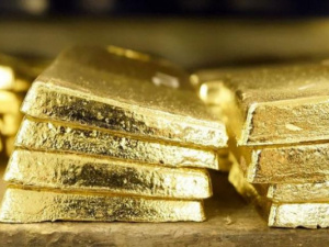 الذهب يفقد بريقه أمام "هيبة" الدولار ويهبط 3.5%