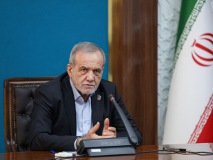 بزشكيان: استهداف القواعد الأمريكية حمايةٌ للشعب الإيراني