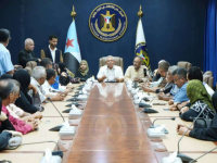 كوادر أمانة الانتقالي تكسر قرار منع دخول مقر عملها