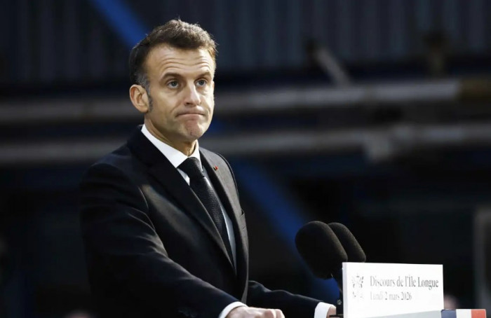 ماكرون للرئيس الإيراني: أوقفوا الهجمات على دول المنطقة فوراً ماكرون للرئيس الإيراني: أوقفوا الهجمات على دول المنطقة فوراً