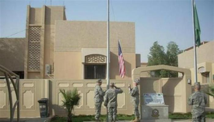 السفارة الأمريكية بالرياض تأمر موظفيها غير الضروريين بمغادرة السعودية 