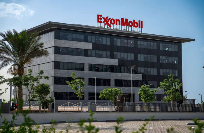 إكسون موبيل تُجلي موظفيها غير الأساسيين من الشرق الأوسط 