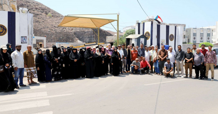 كوادر أمانة الانتقالي تواصل وقفاتها الاحتجاجية لليوم الـ 20