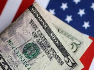 مخاوف التضخم تدفع الدولار لمواصلة مكاسبه لليوم الثالث