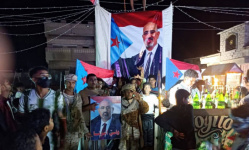 ردا على الخنبشي.. أبناء ساحل حضرموت يرفعون صورة للرئيس الزُبيدي