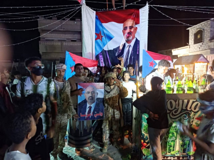 رفع صور الرئيس الزُبيدي وأعلام الجنوب.. سيئون تكسر قيود الترهيب وتتحدى قمع الأعداء