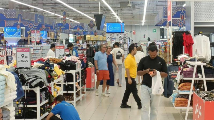 زخم يملأ الأسواق والمراكز التجارية في الإمارات