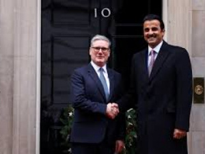 ستارمر يؤكد لأمير قطر تضامن بريطانيا بعد الهجمات الإيرانية